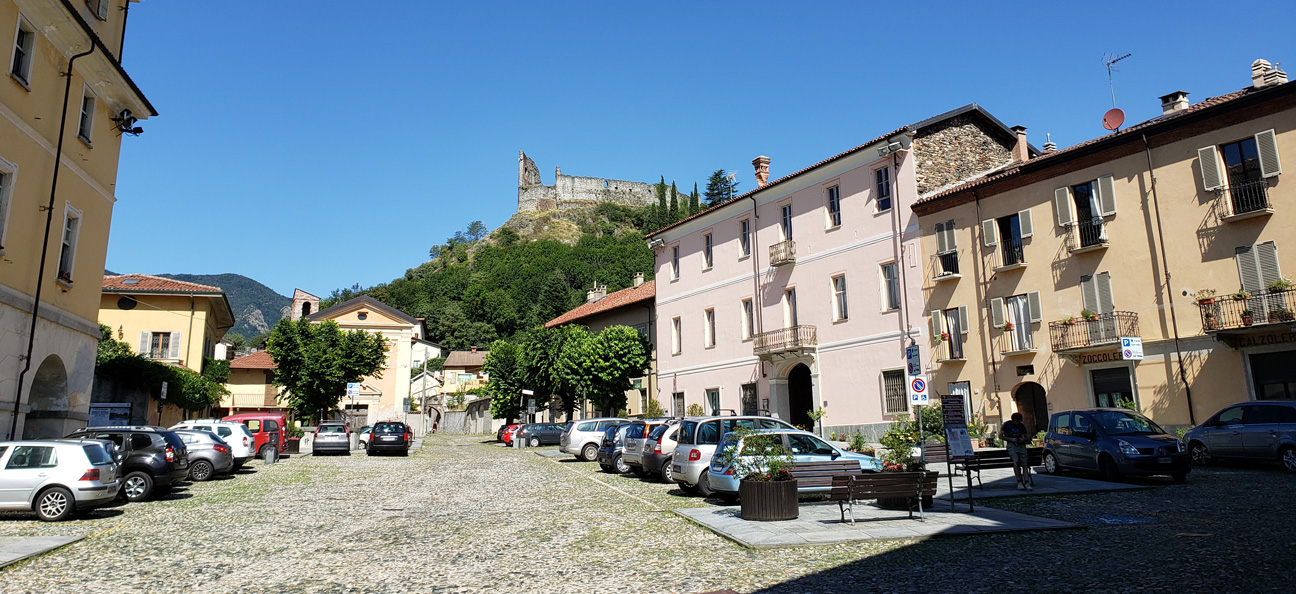 PiazzaConteRosso_Castello_Avigliana_July2019